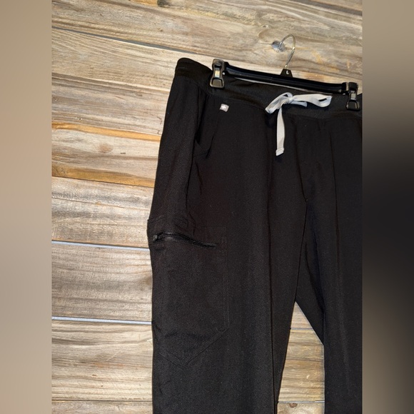 Figs-women’s Zamora jogger scrub pants- black- size Medium Tall - Picture 4 of 4
